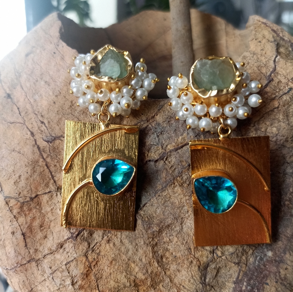 Very beautiful handmade gold plated stone studded drop earrings - Picture 1 of 9